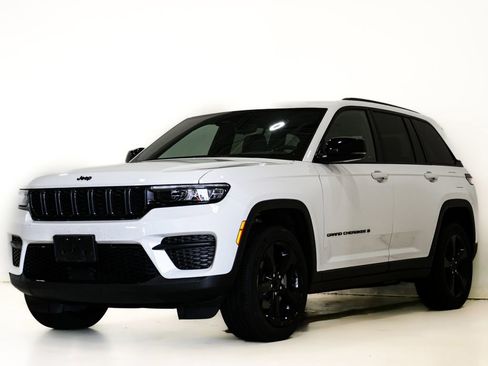 Used 2023 Jeep Grand Cherokee Altitude AWD/4WD image 3