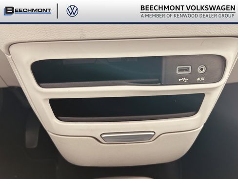 Used 2017 Chrysler Pacifica Touring-L image 17