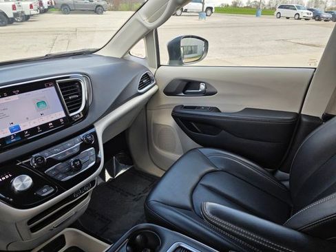 Used 2023 Chrysler Pacifica Touring-L FWD image 33