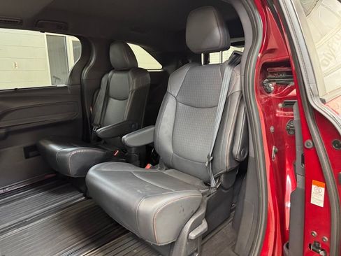 Used 2021 Toyota Sienna XSE FWD image 17