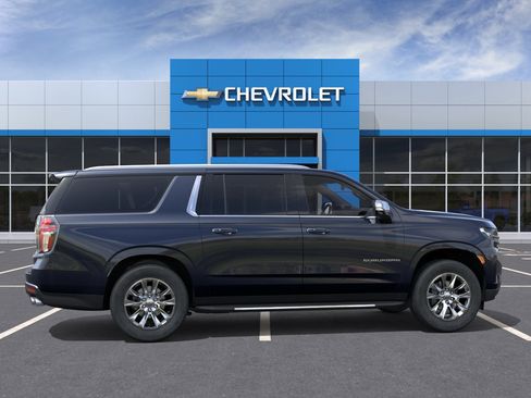 Used 2024 Chevrolet Suburban Premier w/ Premium Package AWD/4WD image 5