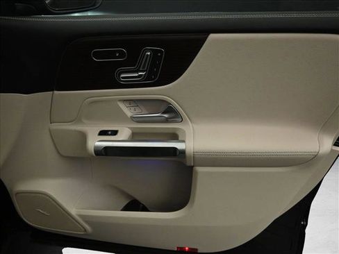 Certified 2025 Mercedes-Benz GLB 250 4MATIC image 29