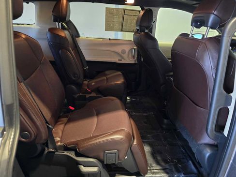 Used 2023 Toyota Sienna Platinum AWD/4WD image 13