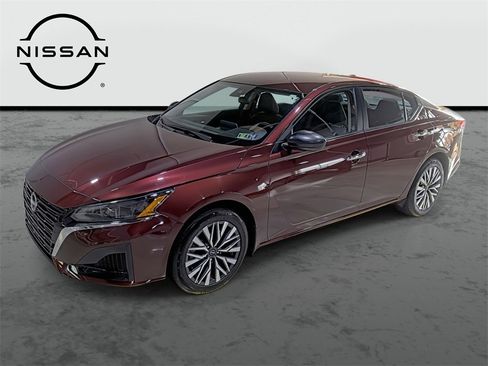 Used 2024 Nissan Altima 2.5 SV image 1