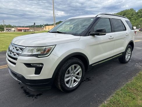Used 2018 Ford Explorer XLT w/ Equipment Group 201A AWD/4WD image 3