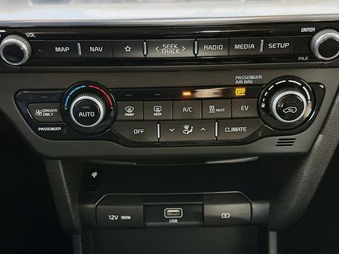 Used 2022 Kia Niro EX image 24