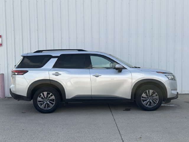 Used 2025 Nissan Pathfinder SV FWD image 3