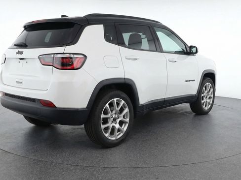 Used 2025 Jeep Compass Limited image 9
