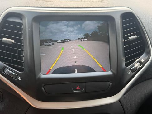 Used 2018 Jeep Cherokee Latitude Plus FWD image 14