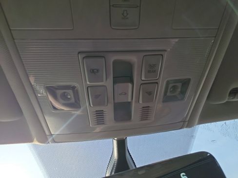 Used 2021 Volkswagen Tiguan SE image 37