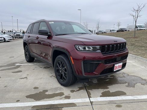 New 2026 Jeep Grand Cherokee Altitude image 8