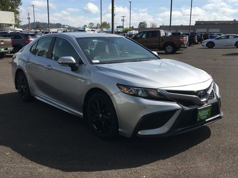 Used 2024 Toyota Camry SE FWD image 9