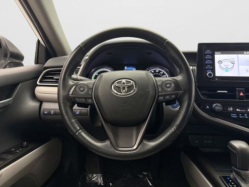 Used 2021 Toyota Camry SE w/ Cold Weather Package FWD image 12