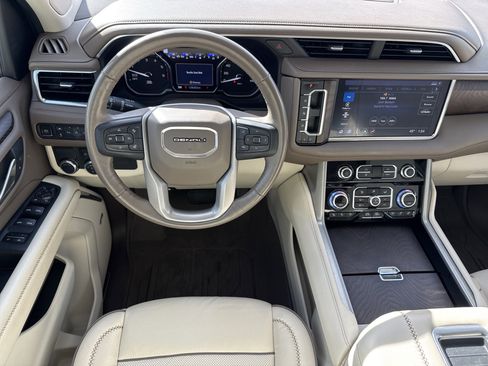 Used 2021 GMC Yukon XL Denali w/ Denali Premium Package image 18