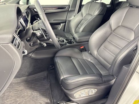 Certified 2025 Porsche Macan S image 5