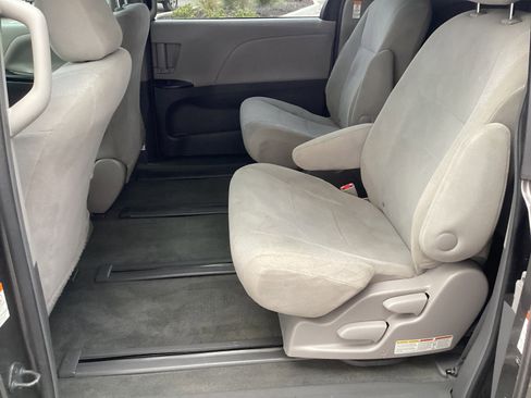 Used 2015 Toyota Sienna L image 15