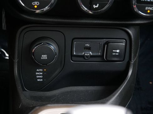 Used 2017 Jeep Renegade Latitude w/ Popular Equipment Group AWD/4WD image 25