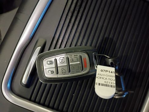 Used 2023 Chrysler Pacifica Touring-L FWD image 45