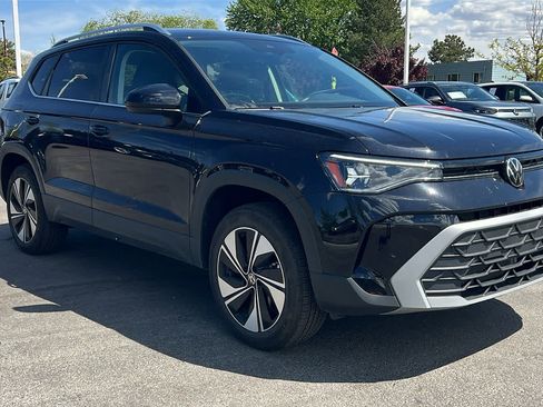 Used 2025 Volkswagen Taos SE AWD/4WD image 3