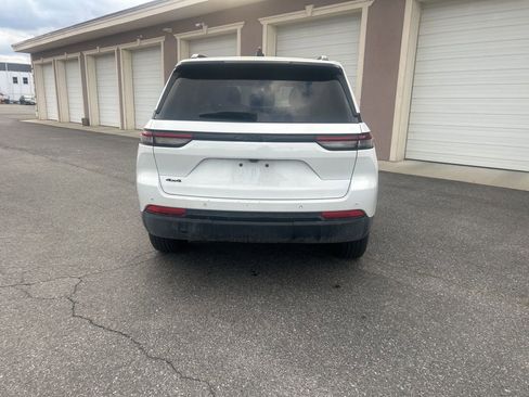 Used 2025 Jeep Grand Cherokee Altitude image 4