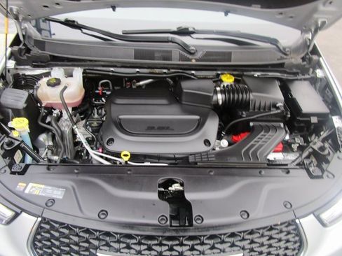 Used 2024 Chrysler Pacifica Touring-L image 9