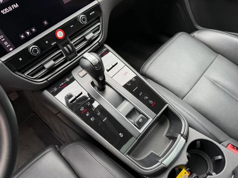 Used 2022 Porsche Macan w/ Premium Package Plus AWD/4WD image 6