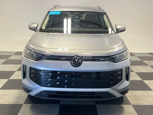 Certified 2025 Volkswagen Tiguan SE FWD image 2