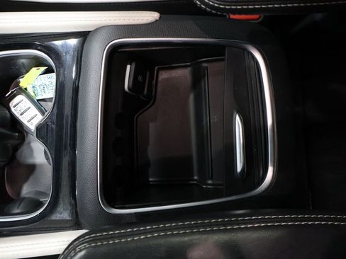 Used 2024 Chrysler Pacifica Limited image 39