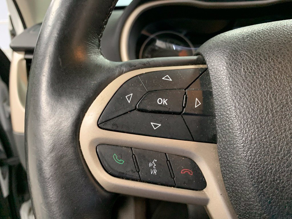 Used 2017 Jeep Cherokee Limited w/ Luxury Group AWD/4WD image 19
