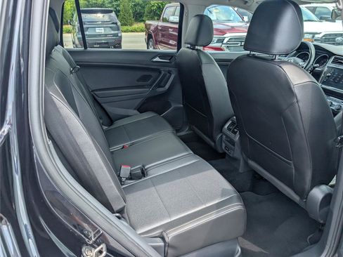 Used 2018 Volkswagen Tiguan SE w/ Panoramic Sunroof Package AWD/4WD image 12