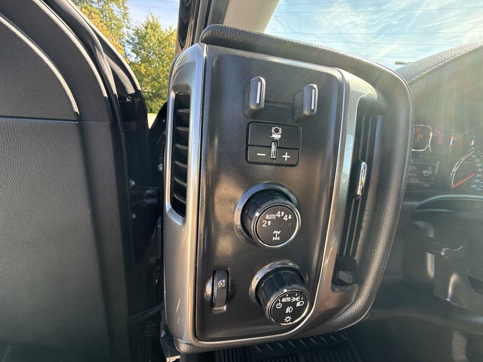 Certified 2018 Chevrolet Silverado 1500 LTZ w/ LTZ Plus Package AWD/4WD image 16