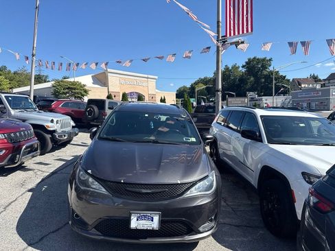 Used 2018 Chrysler Pacifica Touring-L w/ Premium Audio Group FWD image 2