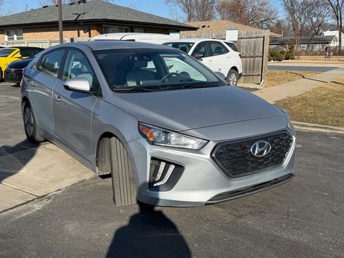 Used 2022 Hyundai Ioniq SE image 3