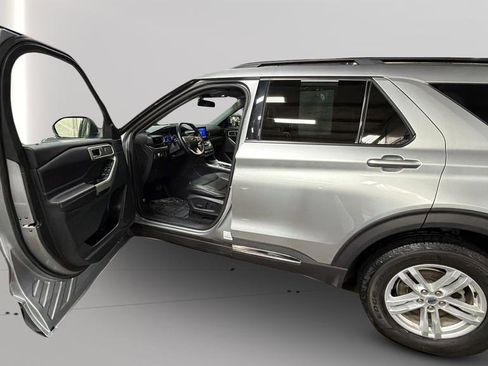Used 2020 Ford Explorer XLT w/ Equipment Group 202A image 24