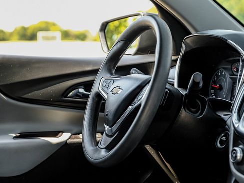 Used 2022 Chevrolet Equinox LS image 18