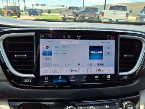 Used 2024 Chrysler Pacifica Touring-L FWD image 19