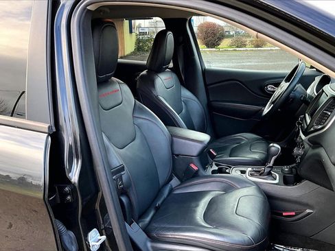 Used 2016 Jeep Cherokee Trailhawk w/ Leather Interior Group image 10