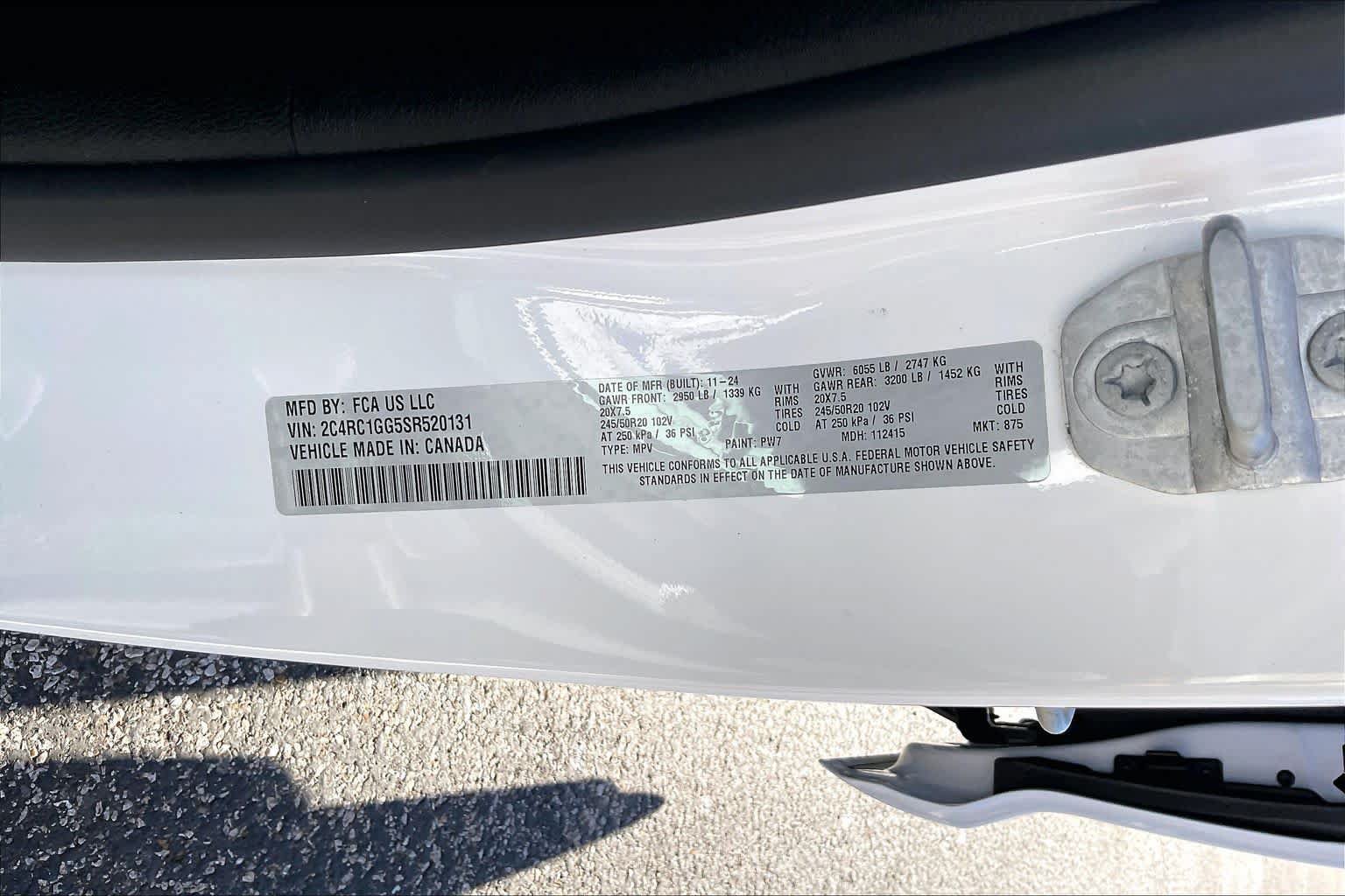 Used 2025 Chrysler Pacifica Limited FWD image 33