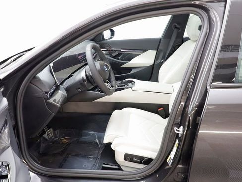 New 2026 BMW 550e xDrive w/ Executive Package image 6