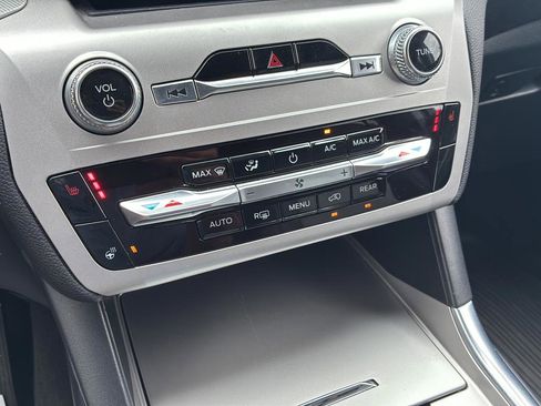 Used 2022 Ford Explorer XLT w/ Equipment Group 202A image 30