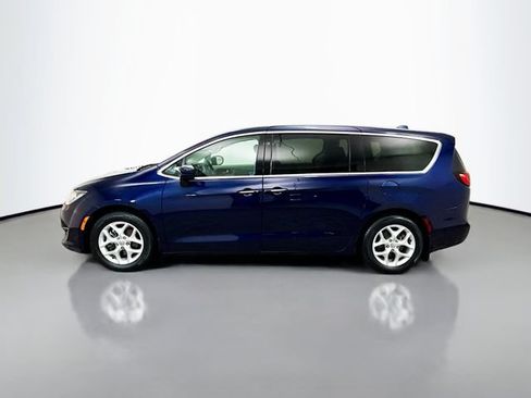 Used 2018 Chrysler Pacifica Touring Plus w/ Tire & Wheel Group FWD image 4