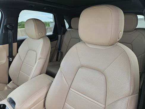 Certified 2022 Porsche Cayenne AWD/4WD image 6