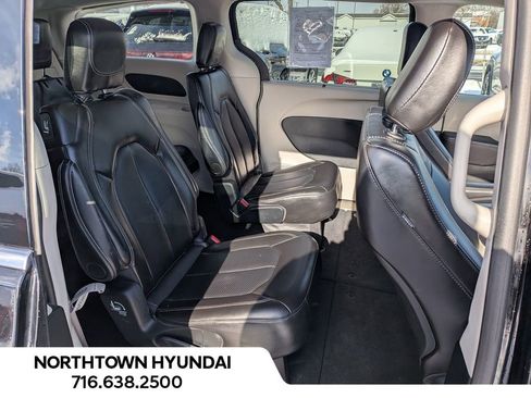 Used 2024 Chrysler Pacifica Touring-L image 36