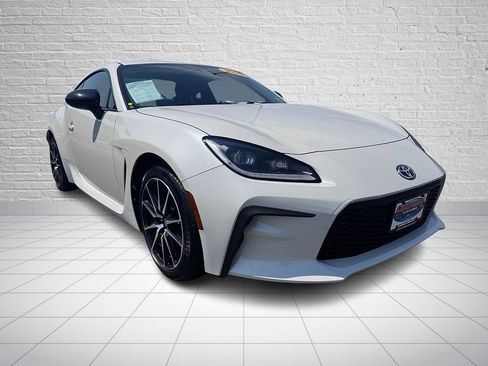 Used 2025 Toyota GR86 w/ ALL Weather Mat Package (TMS) RWD image 3