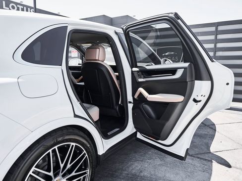 Used 2025 Porsche Cayenne AWD/4WD image 24