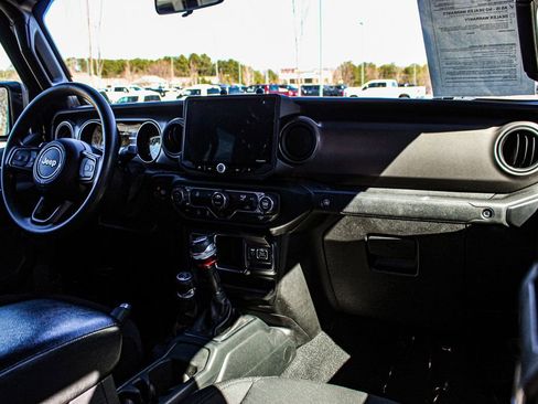 Used 2022 Jeep Gladiator Sport image 20