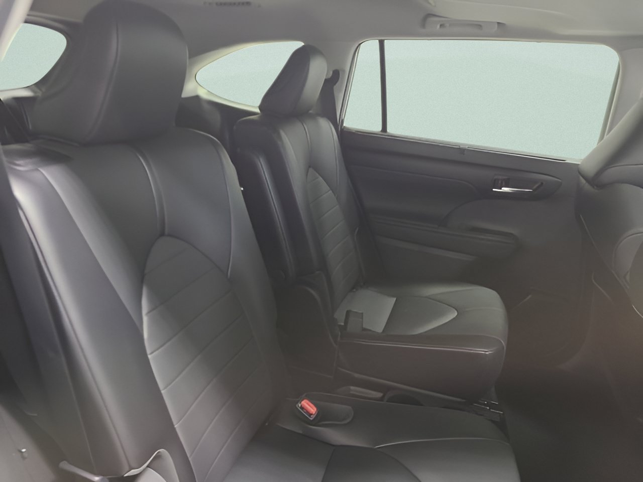 Used 2021 Toyota Highlander XLE FWD image 16
