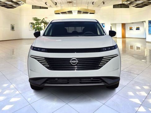 Used 2025 Nissan Murano SV image 2