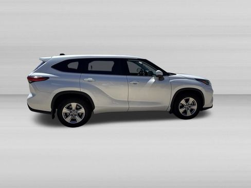 Used 2022 Toyota Highlander LE AWD/4WD image 4