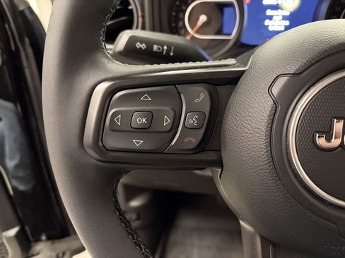 Used 2025 Jeep Gladiator Rubicon image 11